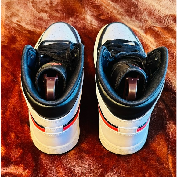 Jordan 1 Mid
Black Chile Red White, Size 8 - Picture 3 of 6